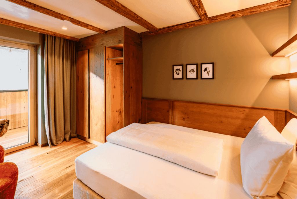 Innenausbau aus Holz für Hotel und Gewerbebau